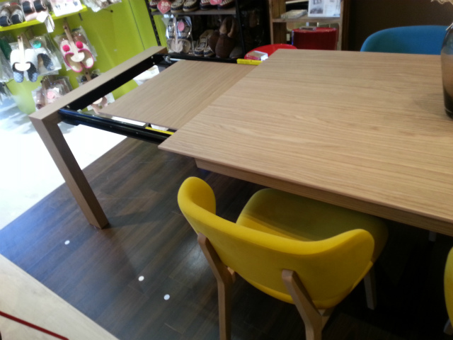 NEW】カリガリスのモダンな伸長式ダイニングテーブル | 家具 