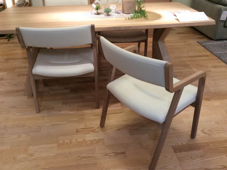 大人気、岩倉榮利デザイン オーク材が綺麗なLDテーブル – リビング