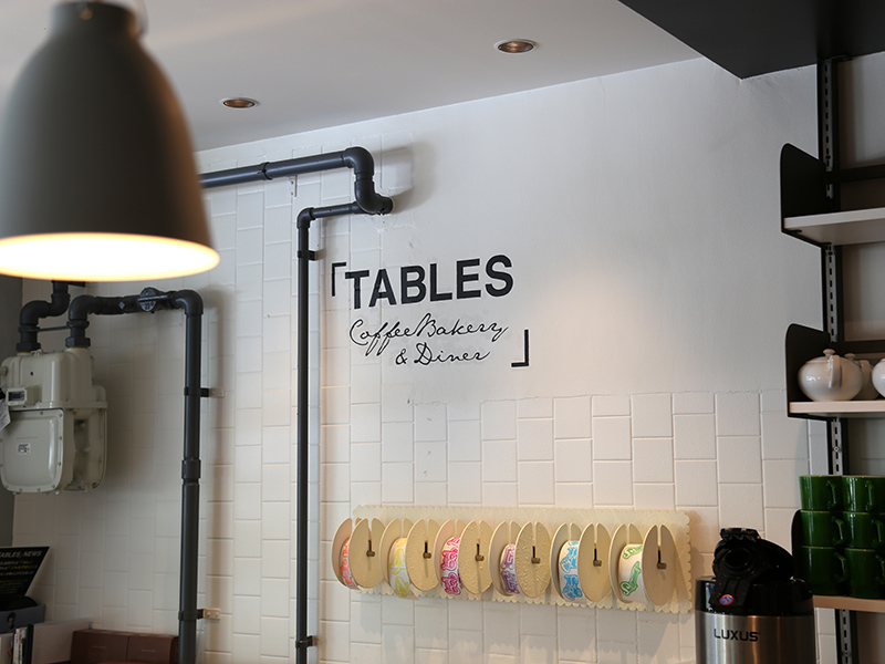 TABLES　Logo　02