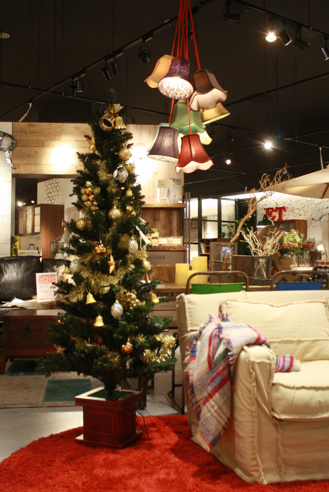 ☆クリスマスツリー♪とダメージ加工のファブリックソファで冬のお部屋に。 家具・インテリアショップのLIVING HOUSE.（リビングハウス）